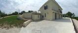 Casa singola con due accessi con terreno e corte pavimentata in Vendita