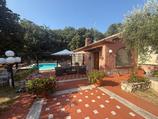 Villa singola con piscina, depandance e terreno circostante in Vendita